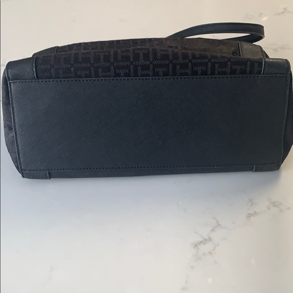 Tommy hilfigrer Tote with gold hardware - Picture 5 of 9